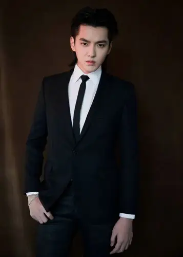周震南的黑西装诱惑,爱豆这样穿西装确实可!