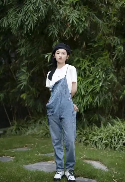张子枫的私服穿搭好精致牛仔背带裤搭配贝雷帽清新又俏皮