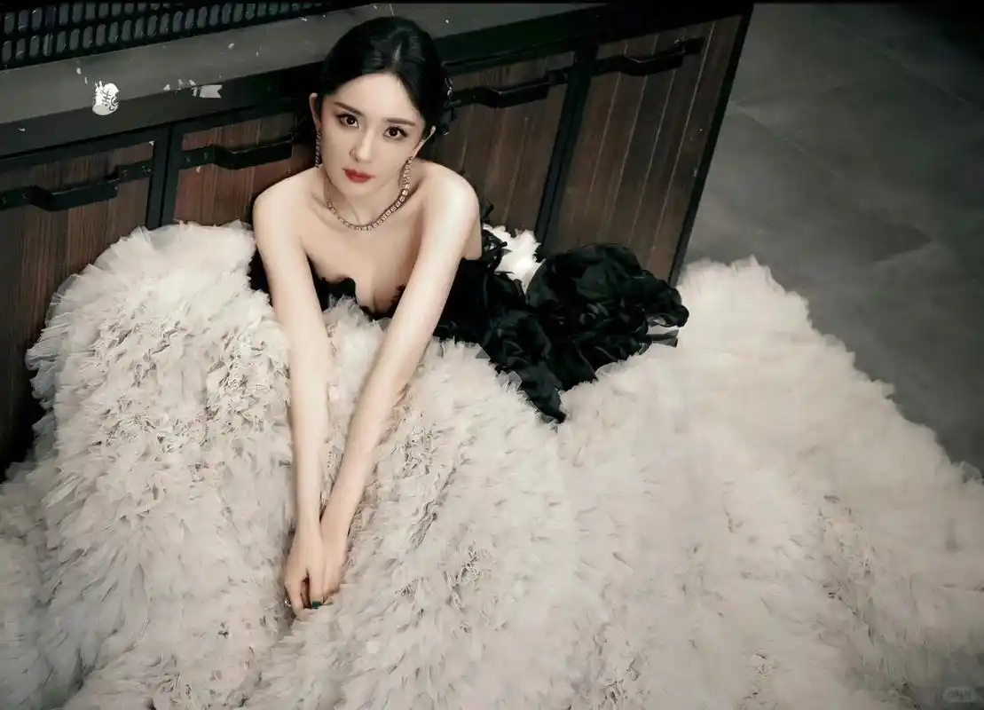 杨幂gq红毯惊艳亮相,黑玫瑰礼服美到窒息!