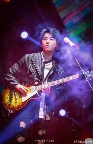 王俊凯的蓝色头发嗨翻夏天