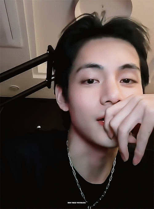 金泰亨超话78#金泰亨solo#黑发真的是氛围感的神