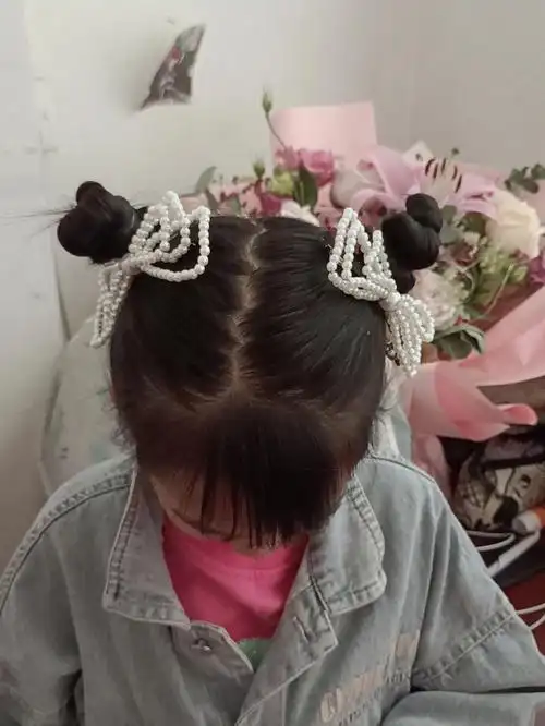 女童简单双丸子头发型