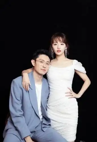 买超晒与妻子张嘉倪合照,夫妻两人甜蜜对视大秀恩爱