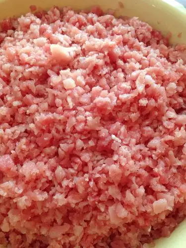 手工切剁的肉馅,5mm左右大小,让饺子的口感多些许弹韧