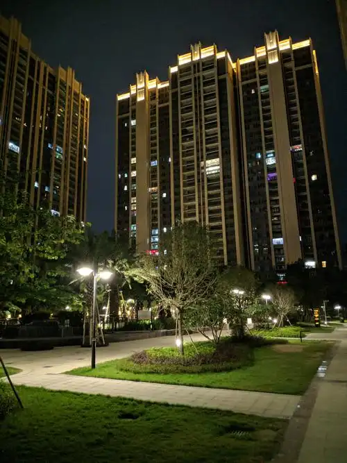 小区夜景来自米8