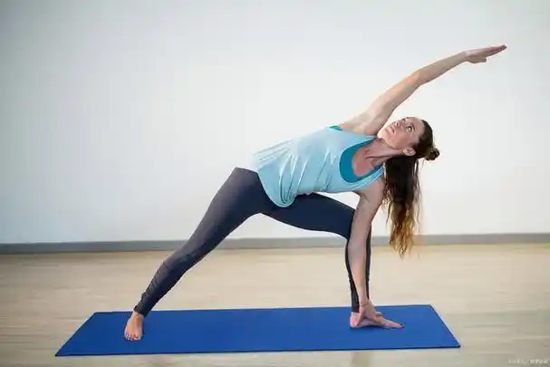 三角式瑜伽动作讲解