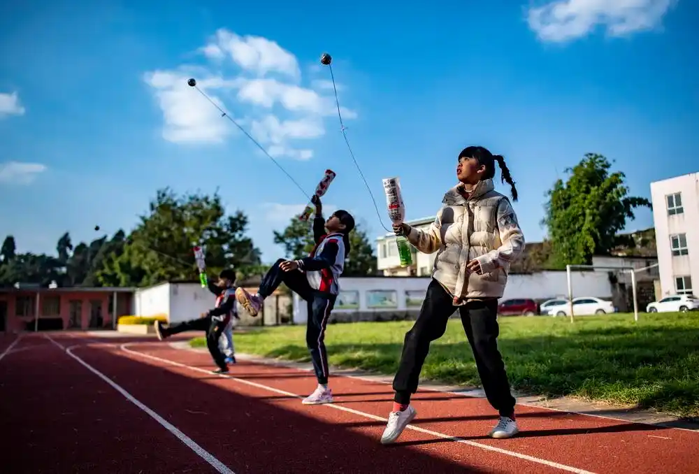 这是孩子们在体育课上玩昆明市官渡区白汉场中心学校体育老师毕首金