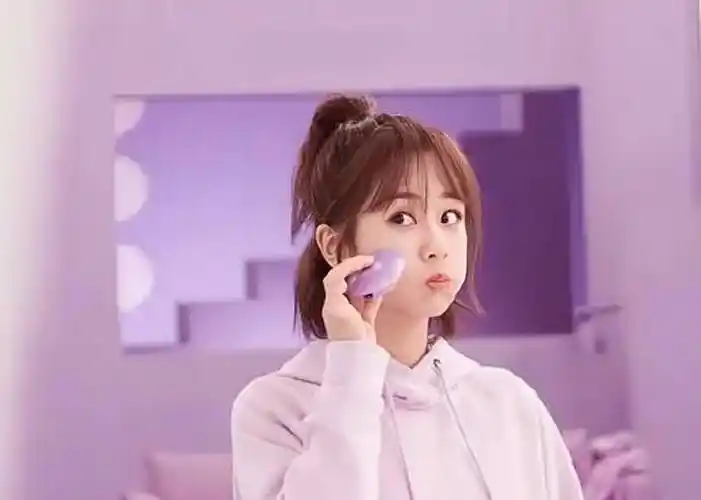 杨紫又美出新高度了!紫色羽毛吊带裙花仙紫造型来了!