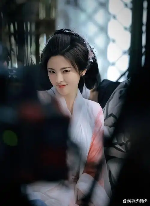 杨超越古装造型温婉动人,新剧《七时吉祥》剧照曝光