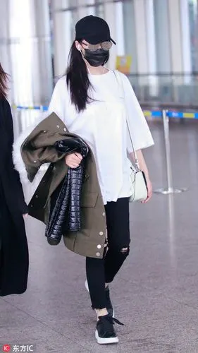 张天爱现身机场口罩墨镜捂得严实 白色罩衫随性率真