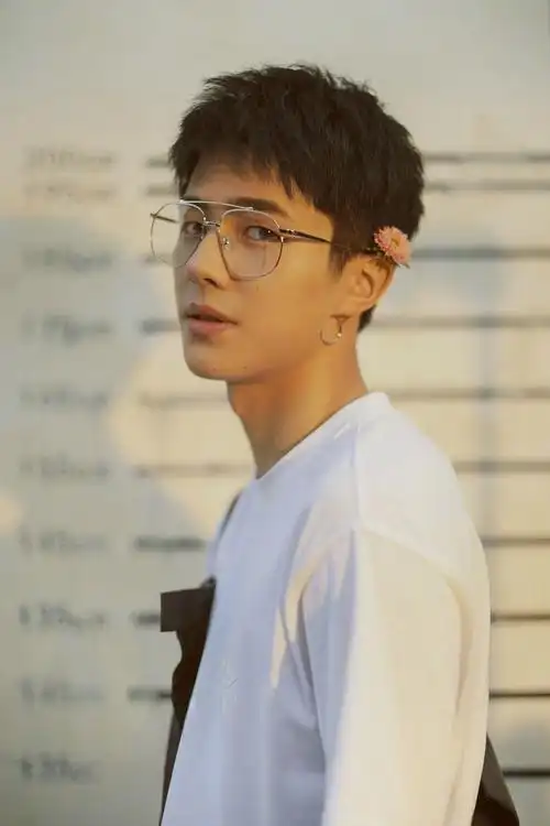 盘点男明星的"眼镜杀"千玺邪魅,谁最撩人?