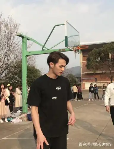 许凯高校打篮球引粉丝围观,无滤镜美颜镜头下展现高颜值