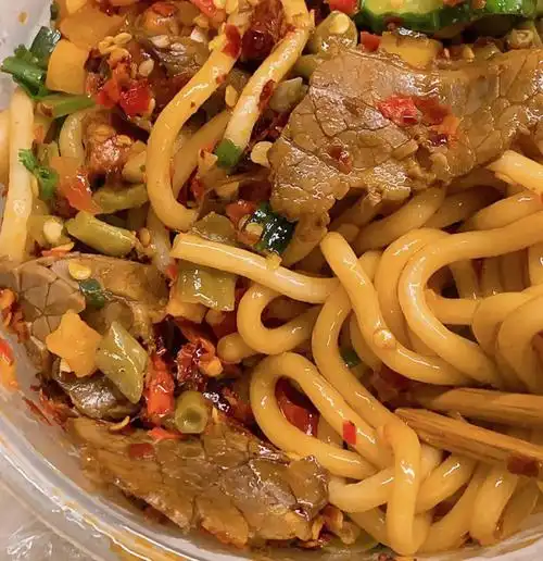 这家桂林米粉是必打卡的,这家店最大的特点就是卤粉巨好吃,卤水真的是