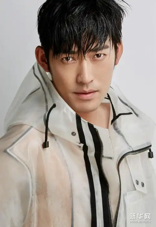 张博最新时尚大片 上演眼神杀_娱乐_菏泽大众网