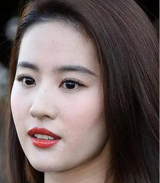 女明星的照片是"照骗"?没有美颜和滤镜,跟普通人有啥不一样?