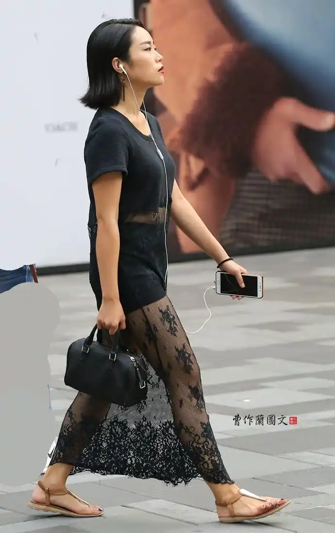 街拍:透视装美女性感撩人