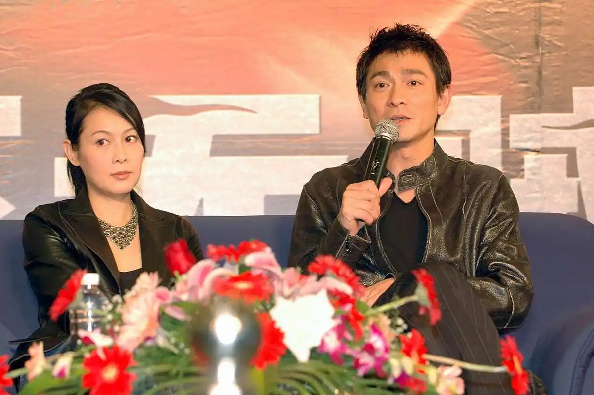 王宝强晒与刘德华刘若英19年合照!  近日,王宝强晒出了一张与刘德华和