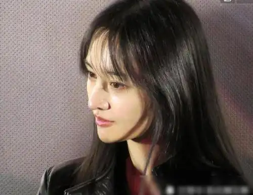 郑爽素颜亮相被高清镜头直接怼脸拍真实皮肤状态媲美婴儿