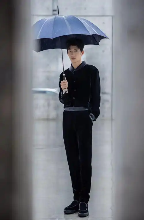 井柏然穿深色系套装超帅秋天搭配风衣或者是西装都好看