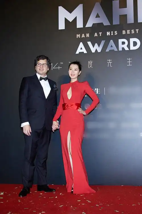 余男开胸红裙性感撩人活动写真图片