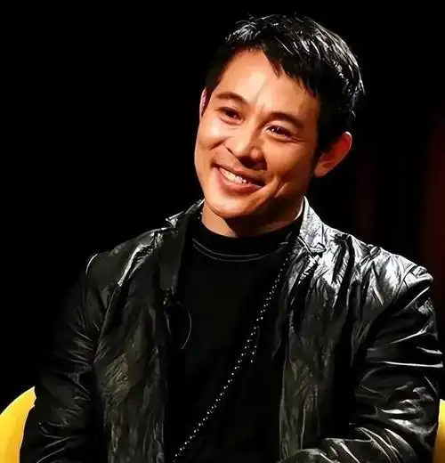 61岁李连杰近期照片曝光满脸皱纹衰老至极昔日巨星已面相大变