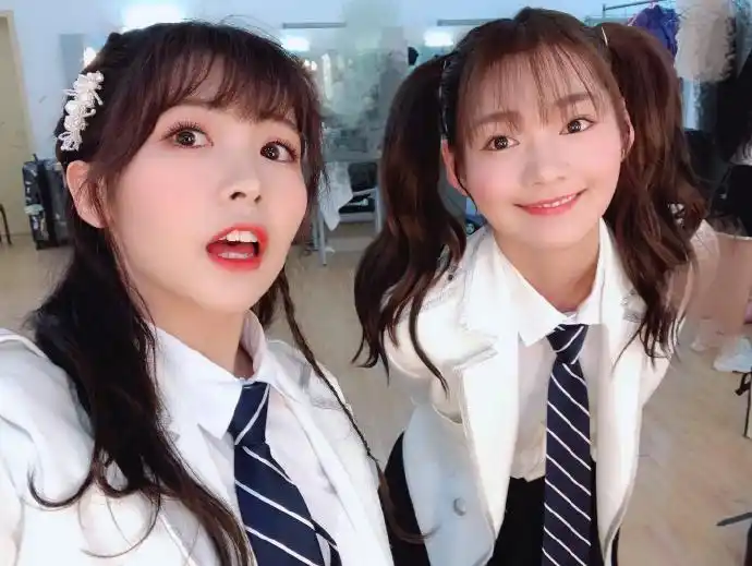 组图:赖美云与yamy杨超越段奥娟合影 穿衬衫打领带甜美可爱