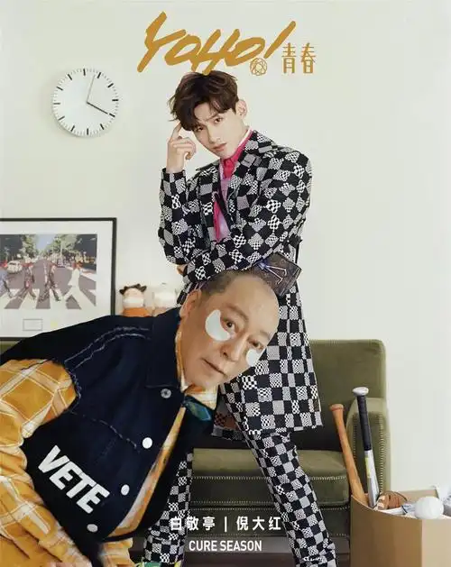 61岁倪大红拍时尚大片手挽白敬亭小鸟依人常爱帽子搭配