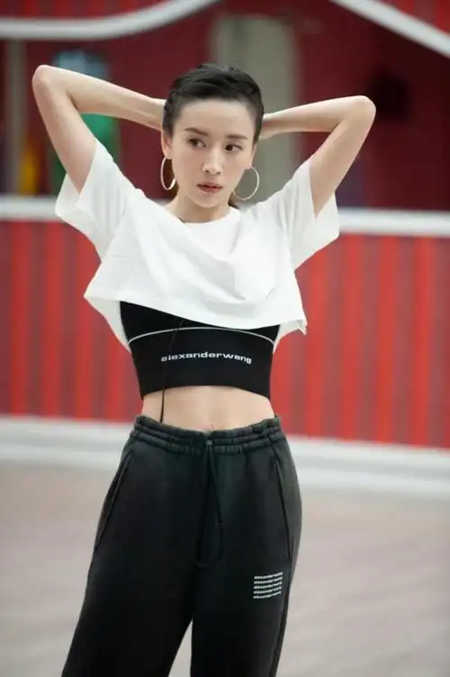 董洁这样的女人真挺独立的,就算已经中年了,但仍然不服老