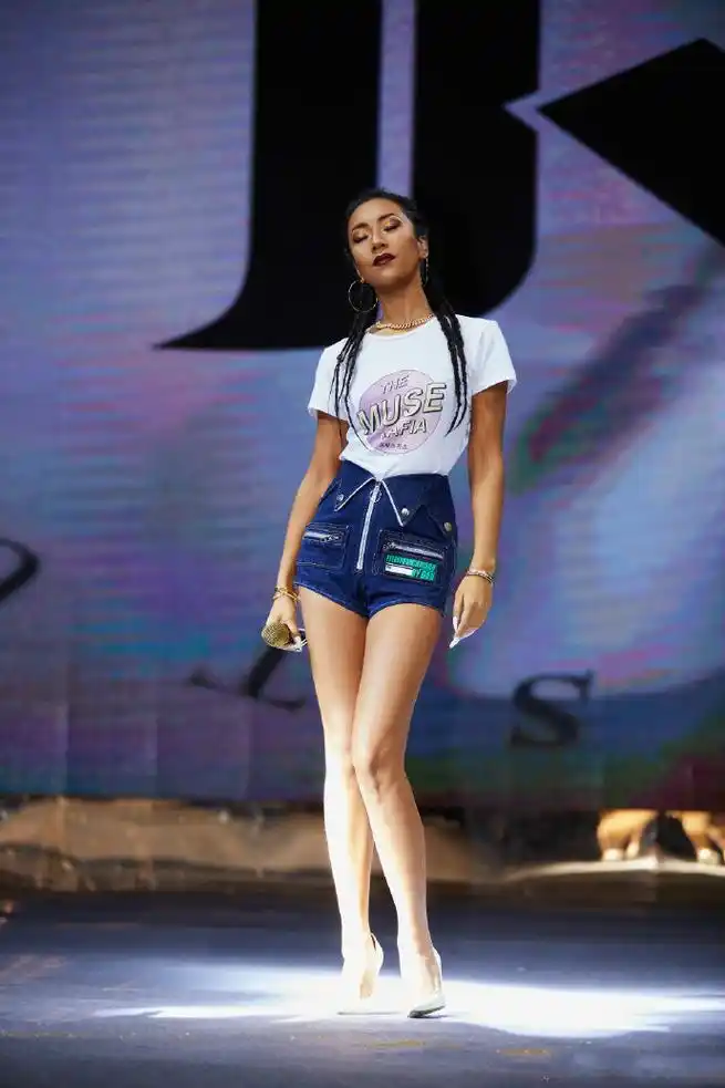 吉克隽逸彩排!穿紧身裙再秀腰臀比,但伴舞的都比她腿白有点小尬