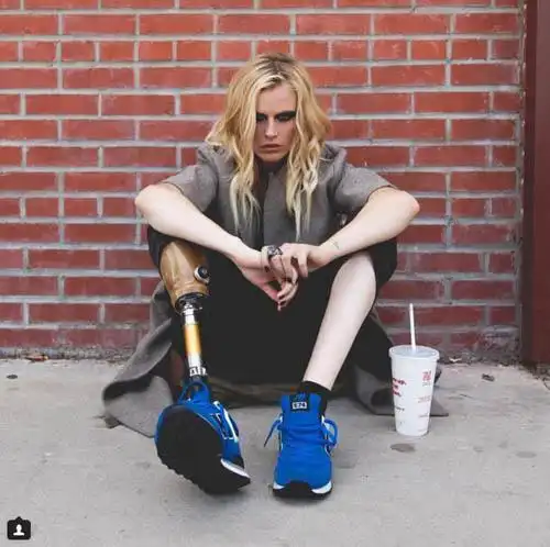 独腿妹子带金色假肢在时装周首秀震撼全场