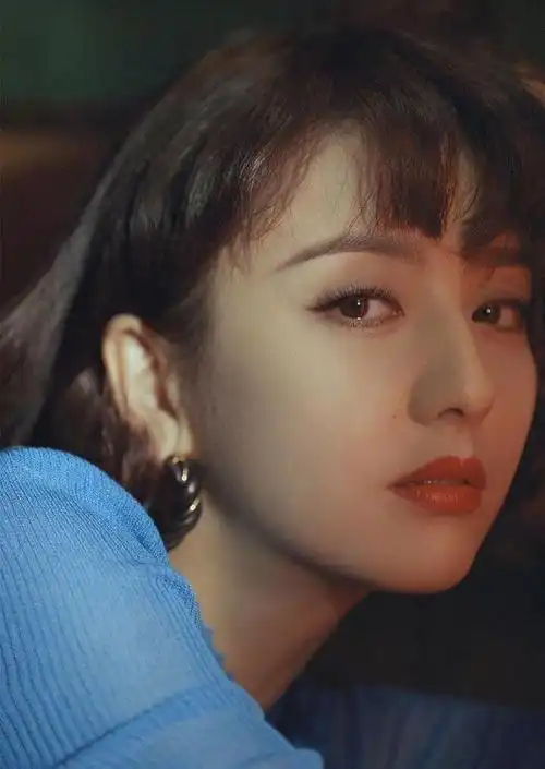 佟丽娅穿蓝色针织裙短发轻卷,优雅迷人堪比赫本