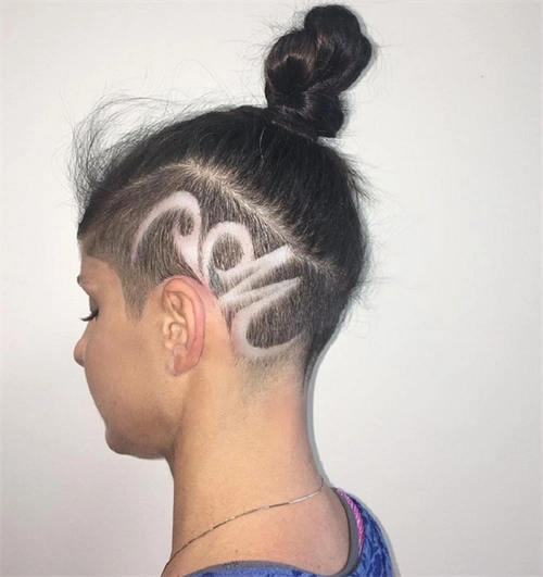 侧面雕刻发型,就是将侧面的头发剃短,然后雕刻上图案的设计.