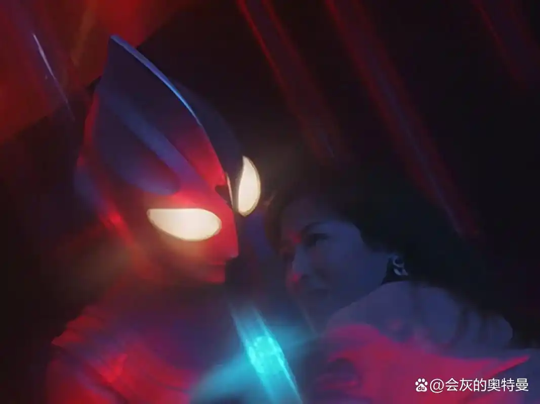 女网红直播神还原迪迦奥特曼居间惠队长,直播间人气一路飙升!