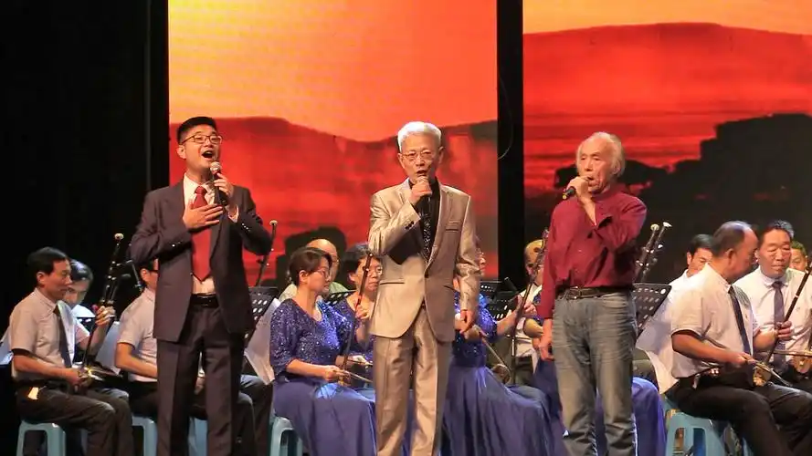 重温经典:男声三重唱《草原上升起不落的太阳》