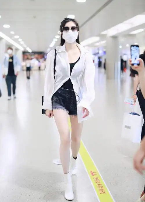 江疏影高调现身,穿绑带热裤秀"香肠腿",配轻薄衬衫时髦又抢眼