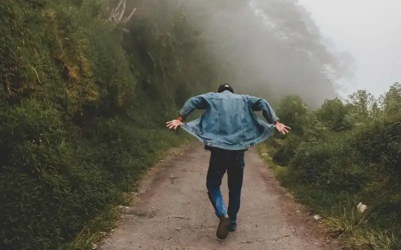 一个男子孤独的背影