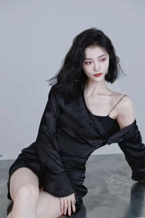 许佳琪黑裙造型酷飒风写真释出短发红唇性感魅惑