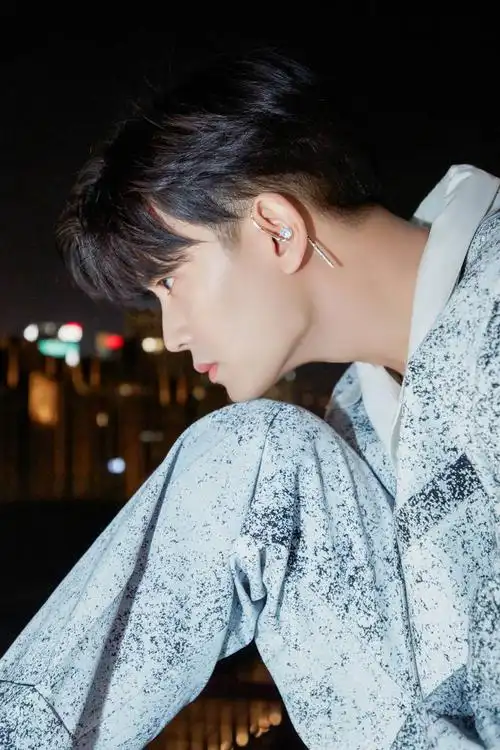 任嘉伦新歌《see ya》写真曝光 无水印九宫格大片满分好评