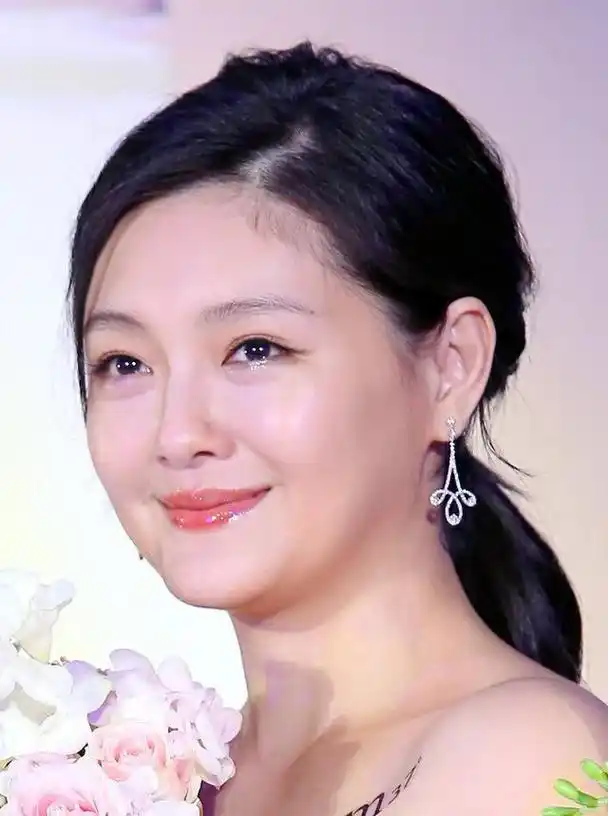 大s从140瘦回90斤,颜值重回"少女时代",这样瘦真的像换个人