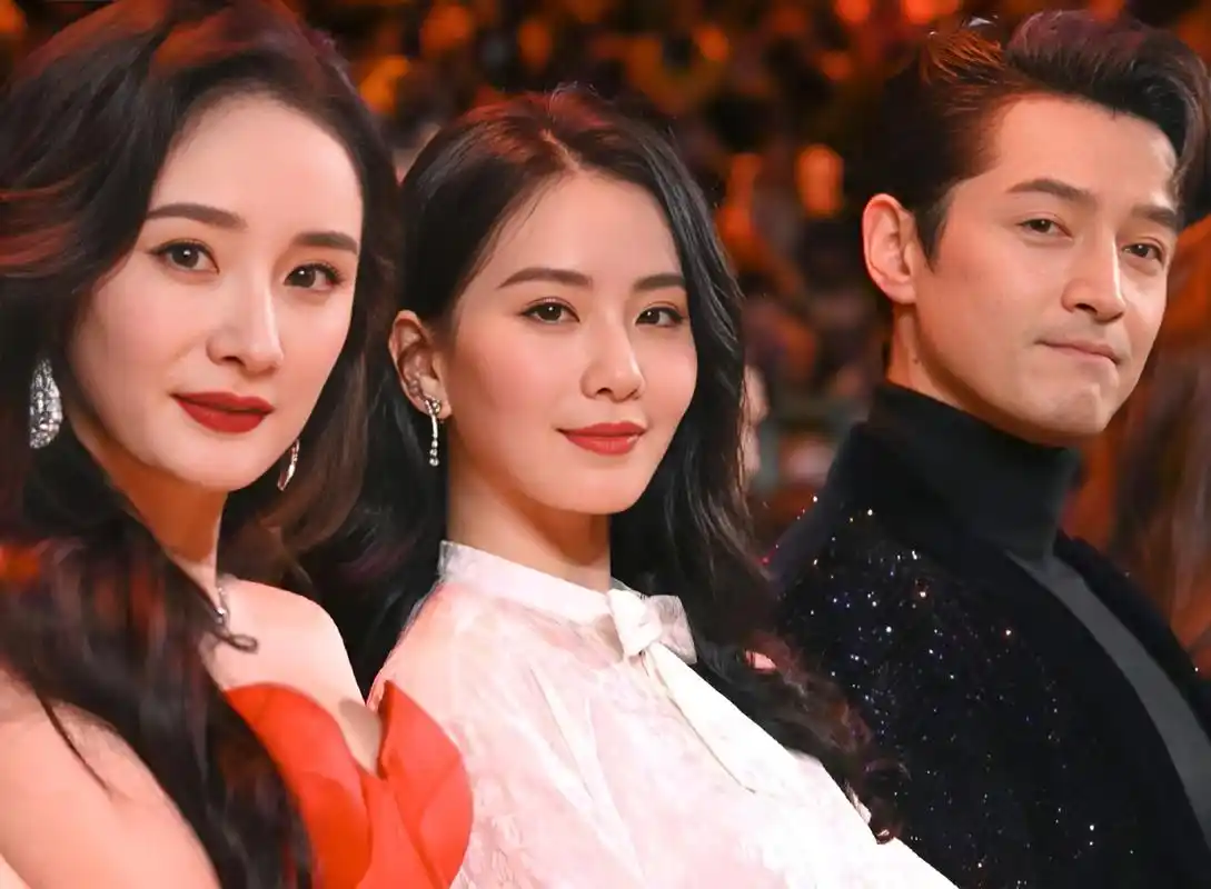 在微博之夜的合影中,刘亦菲,胡歌,杨幂和刘诗诗靠在一起!