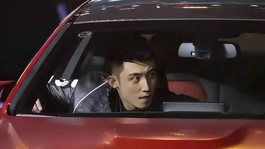 《飞驰人生2》黄景瑜才是最可怜的,出来打个电话,然后没他事了_电影