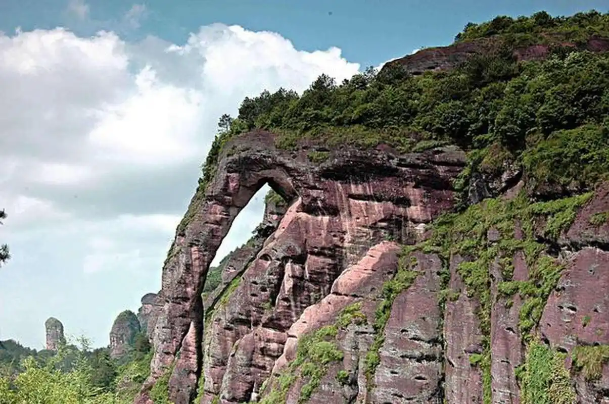 龙虎山的象鼻山,这座象鼻山因形态似于大将鼻子而得名.