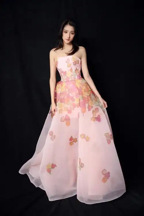 "京圈甜妞"关晓彤真的瘦了,穿牛仔抹胸展现迷人锁骨,清新靓丽|裙子