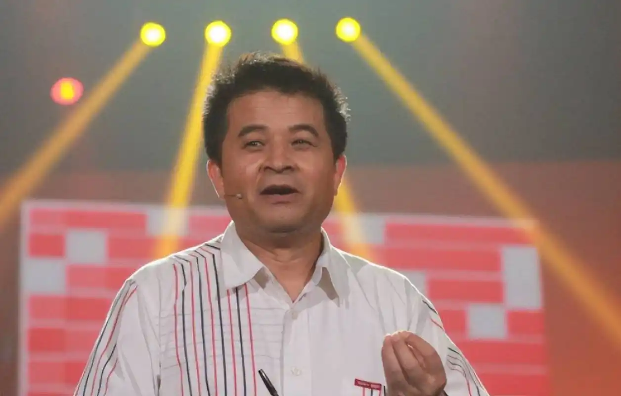 65岁毕福剑现状,满脸老年斑,两鬓斑白,已经和普通大爷没两样了