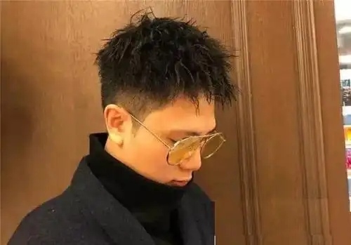 男生3-4cm烫头发图片 毛寸发型的头发就要要长很多