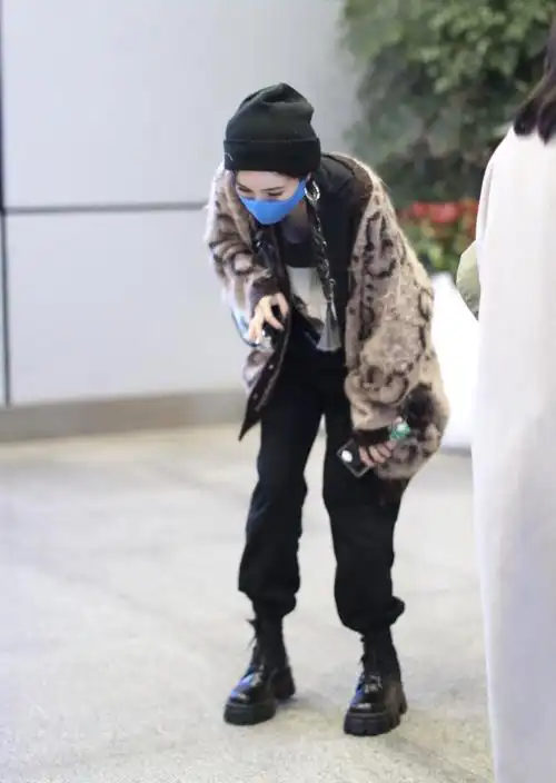 杨幂穿开衫 马丁靴潮翻天 对粉丝鞠躬挥手实力宠粉