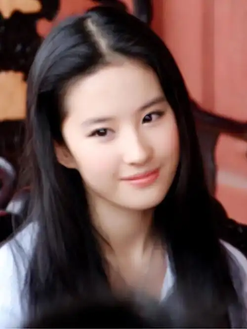 冻龄女神刘亦菲15岁花絮流出,彩色低胸连衣裙,发丝飞舞清纯可人