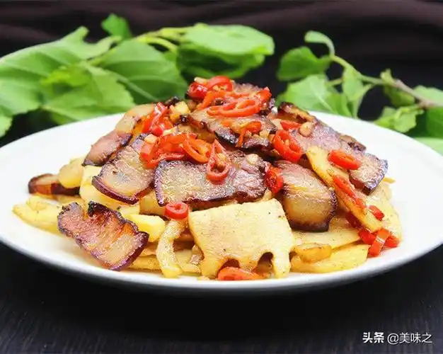腊肉炒什么配菜好吃(炒腊肉的家常做法大全)_明日头条