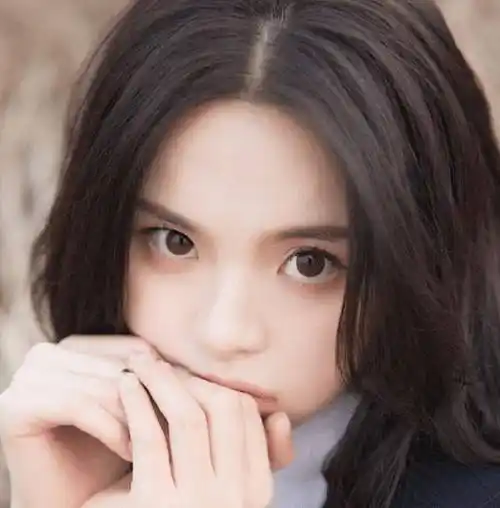 杨超越17岁面试照流出,看到她忘记p图的腿,你不出道谁出道_气质_成功