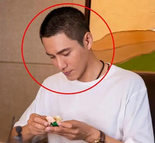 45岁陈坤全新造型直播纯素颜被相机怼脸拍这皮肤我没看错吧